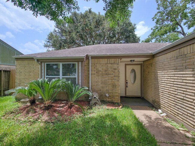 Foto del edificio - BEAUTIFUL 3 BEDROOM 2 BATH UPDATED HOME WITH TILE THROUGHOUT. GRANITE COUNTERTOPS WITH TILE FLOOR...