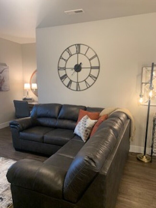 Foto del edificio - NEW FURNISHED ONE BED IN ANNAFELD