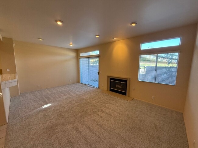 Foto del edificio - Beautiful 2 Bed, 2.5 Bath Townhome in Desi...