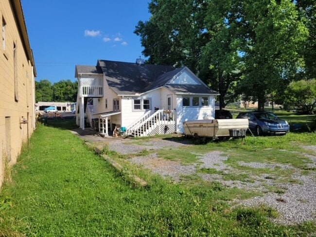 Building Photo - 1411 E Harper Ave