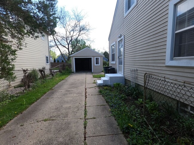 Building Photo - 3 bed 2 bath Berkley bungalow with garage ...