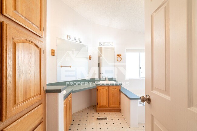 Foto del edificio - Rustic Charm House at 19620 W Ave A, Lanca...