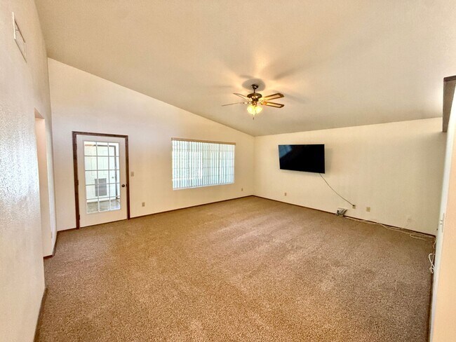 Foto del edificio - Spacious 3BR Cul-de-Sac Home with Bonus Room, New Carpet & Split Floor Plan!