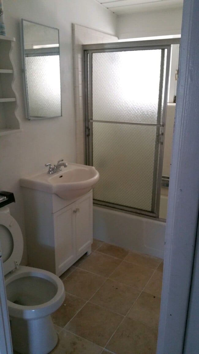bathroom - 914 Mira Valle St
