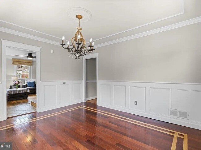 Foto del edificio - 404 Forest Ln