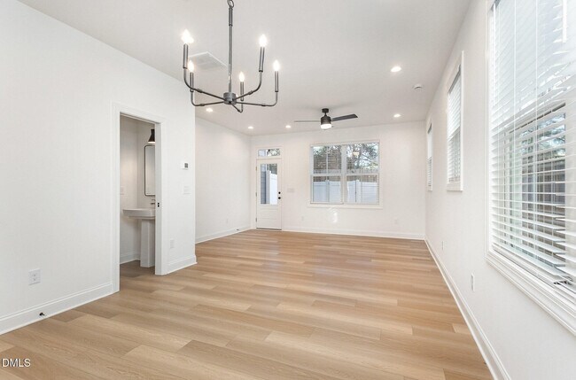 Foto del edificio - Room in Townhome on Gossamer Ln