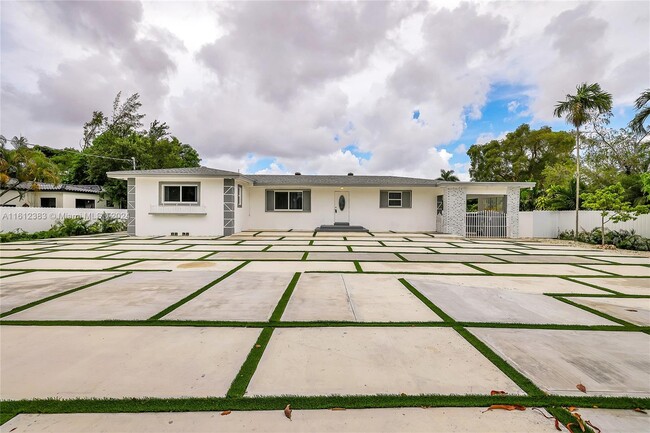 Foto del edificio - 300 N Biscayne River Dr