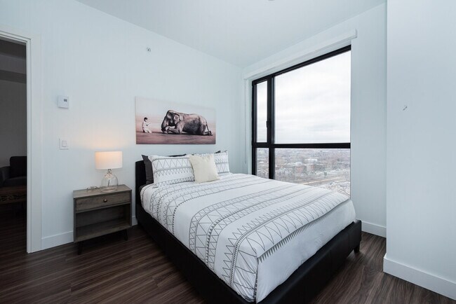 Building Photo - 1350 Boul. René-Lévesque O