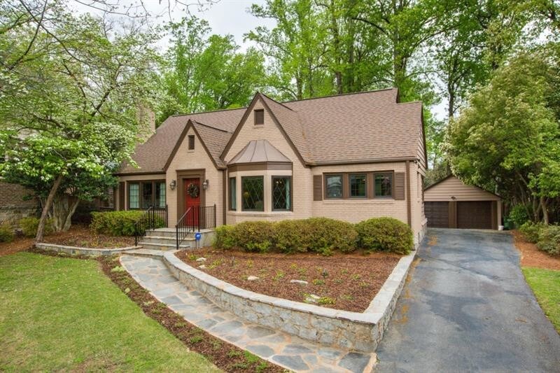 Foto principal - 744 East Paces Ferry Rd NE