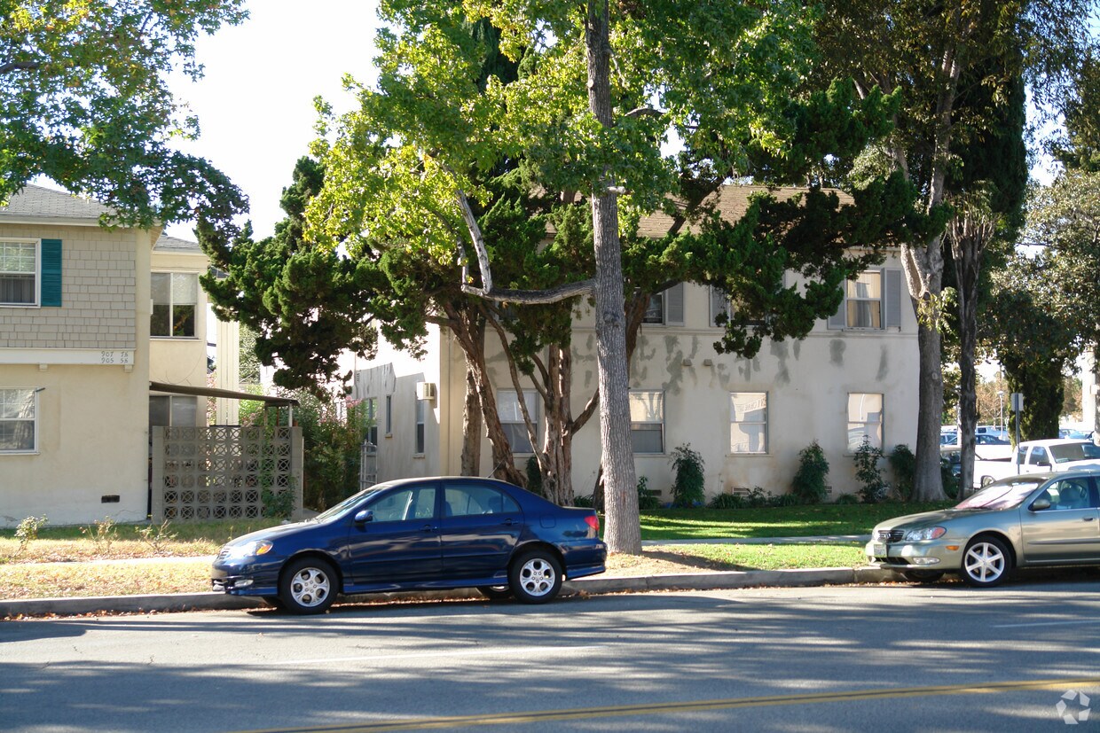 Building Photo - 1140 E Garfield Ave