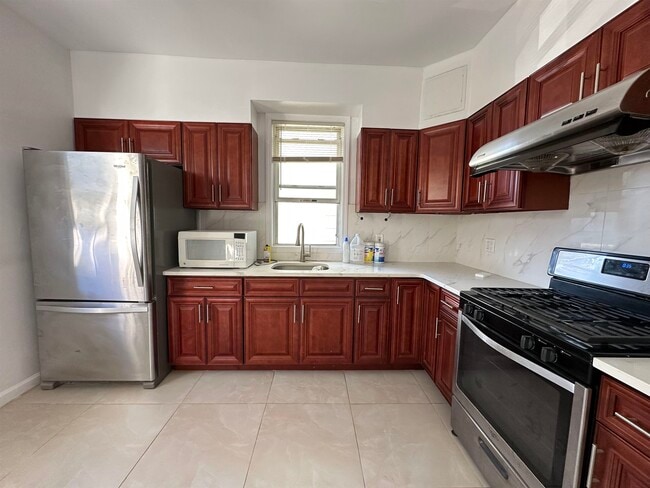 Building Photo - 79 W 52nd St