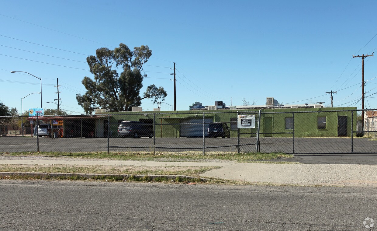 Primary Photo - 108 W Irvington Rd