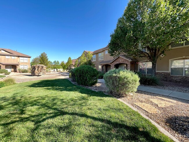 Building Photo - Hidden Valley Townhome