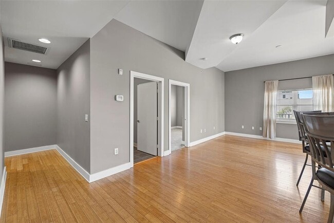 Building Photo - 1010 Central Ave N