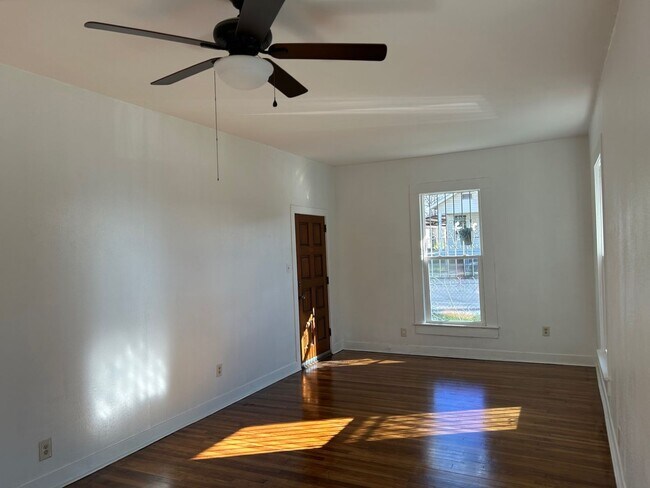 Foto del edificio - 2BED/2BATH Charming Home Minutes from Down...