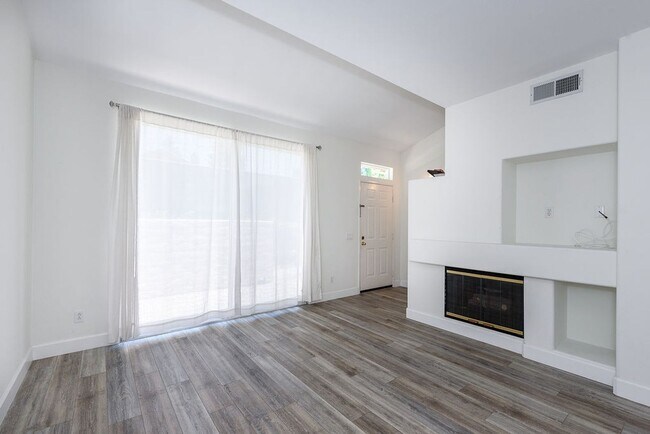 Foto del edificio - Quiet Carmel Valley Condo For Rent!