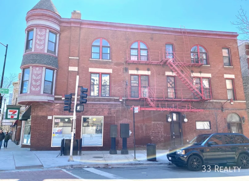 Primary Photo - 415 W Belden Ave