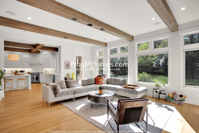 Building Photo - Updated Luxury Retreat in Lake Grove - Fou...
