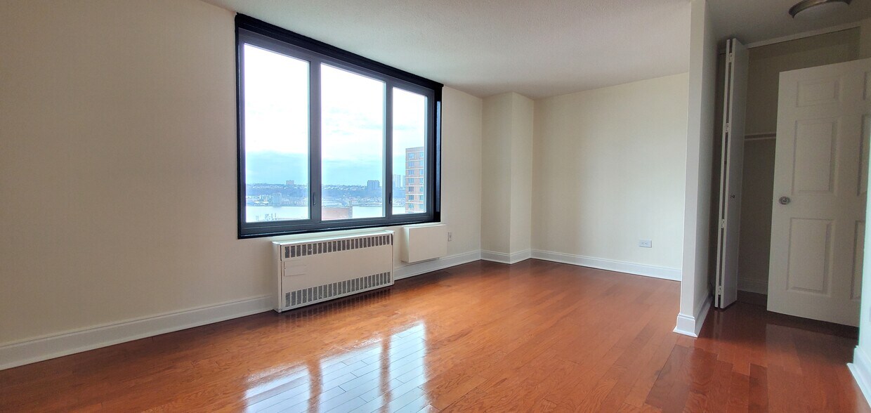 Primary Photo - 3333 Broadway