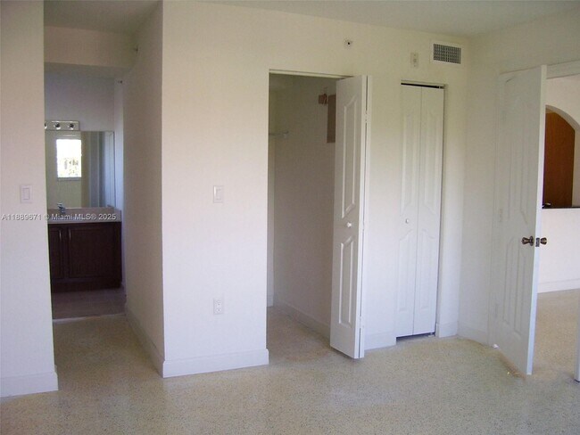 Foto del edificio - 445 SW 11th St