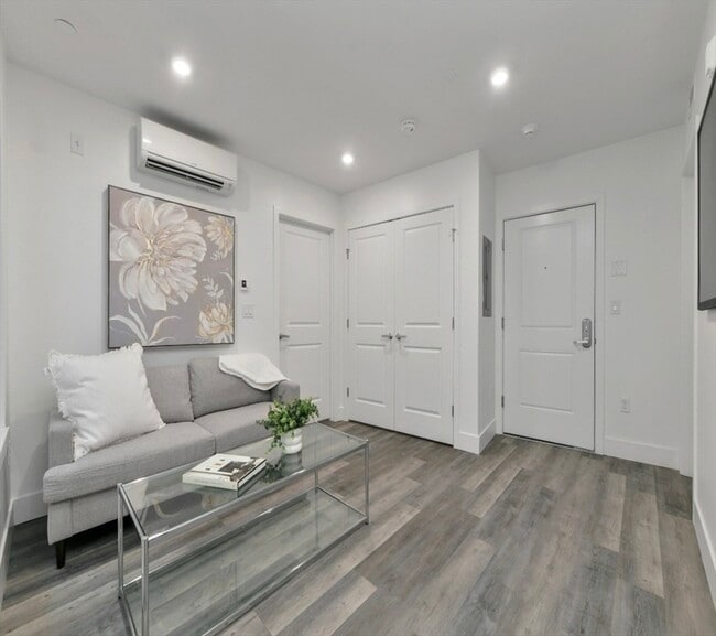 Building Photo - 585 Essex St