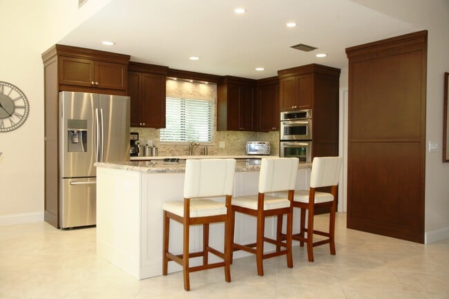 La cocina incluye despensa Wallk in a la derecha. - 2662 NW 42nd St