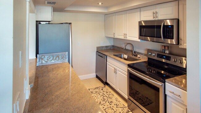 Building Photo - 1011 S Miramar Ave
