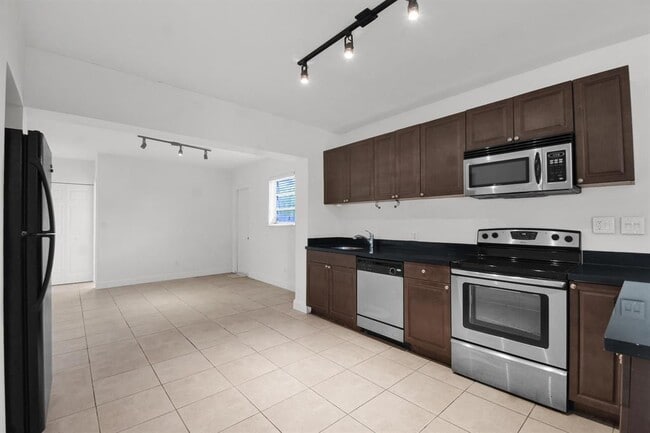 Building Photo - 1116 S 17th Ave