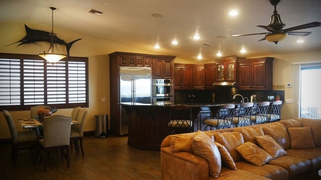 Foto del edificio - MUST SEE! Beautiful Winter Rental with Wat...
