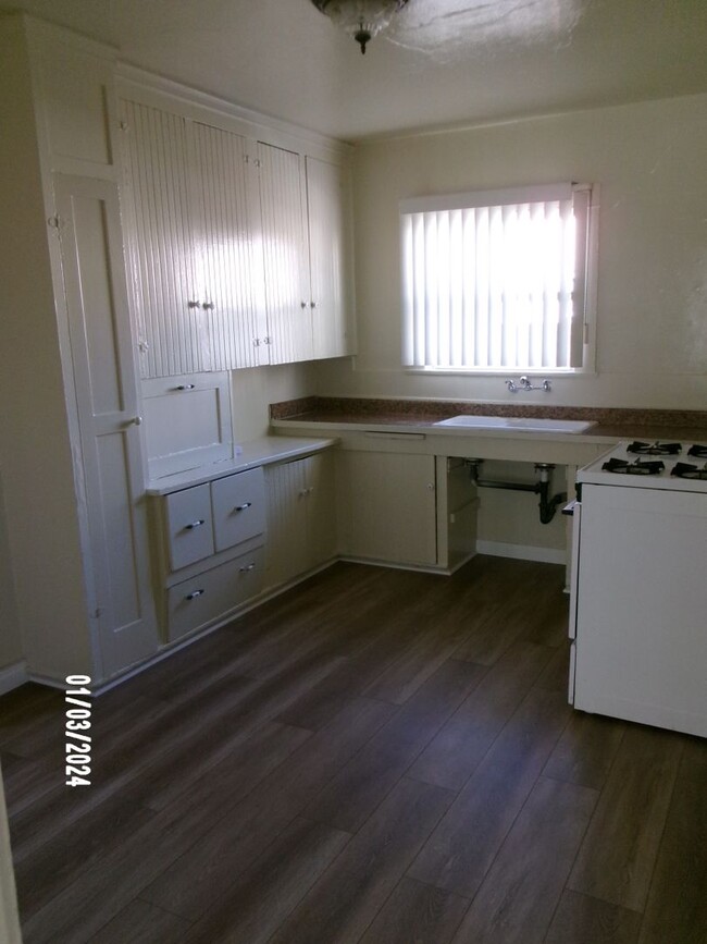 Building Photo - 2 BEDROOM HOUSE LOCATED IN MID TOWN VENTURA