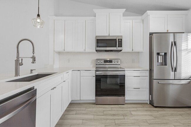 New stainless steel appliances and shaker style cabinetry - 9295 Lake Park Dr