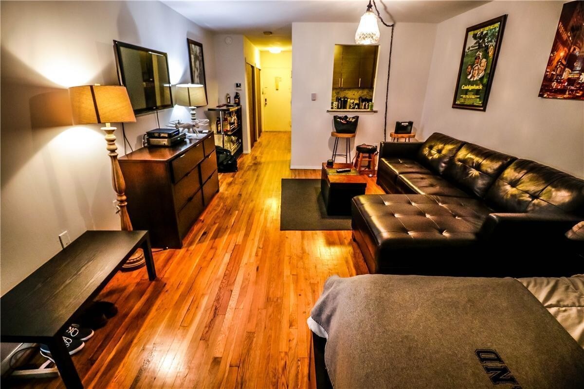 Foto principal - 216 E 24th St