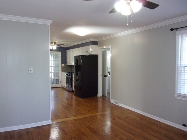 Foto del edificio - Recently Renovated 3 Bedroom 1 1/2 Bath Ho...