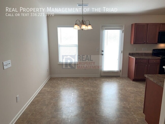Building Photo - 3724 Hillrise Dr