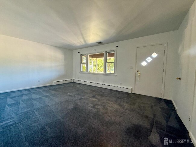 Foto del edificio - 452 Cranbury Rd