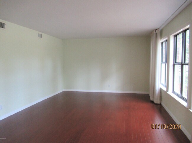 Foto del edificio - 300 River Bluff Dr