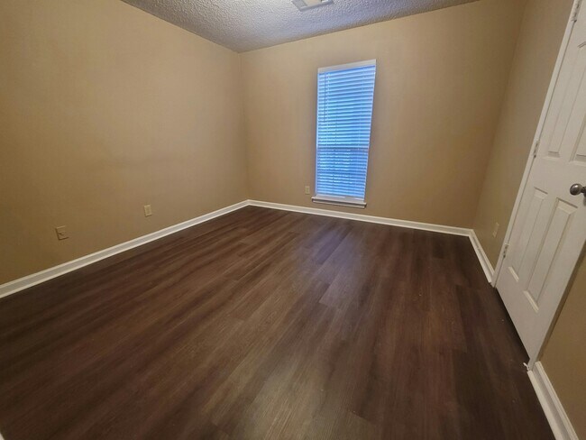 Foto del edificio - 6915 Brady Hill Dr