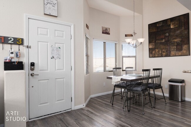Building Photo - Beautiful 3-bedroom 2-bathroom located in ...