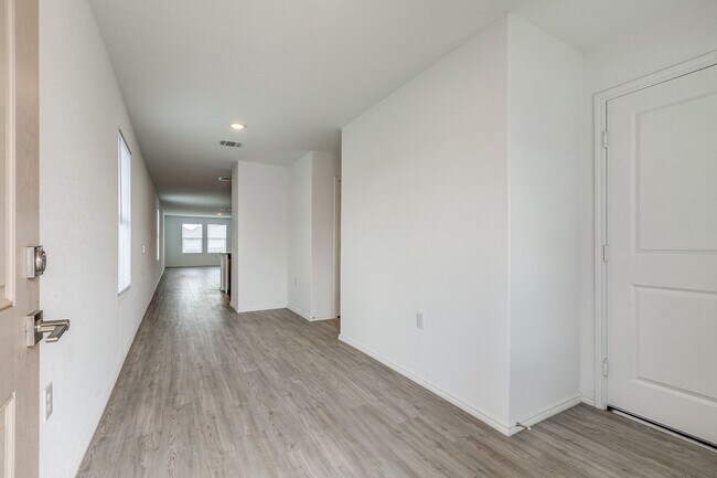 Building Photo - 4-BEDROOM HOME IN MISSION DEL LAGO