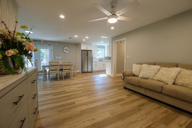 Building Photo - 1501 Sharon Rd