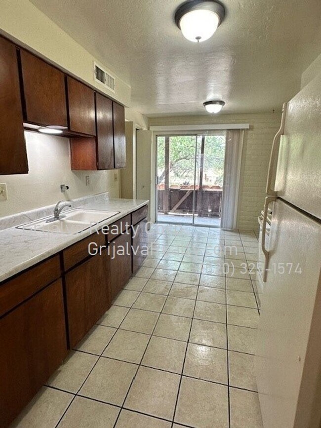 Foto del edificio - 2614 N Winstel Blvd