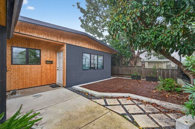 Foto del edificio - Not your average Davis rental.