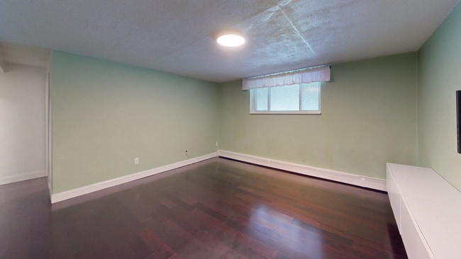 Building Photo - Modern 2-Bed with Parking