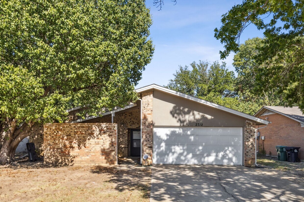Foto principal - 3/2/2 on N. BELL Ave. In Denton. Private f...