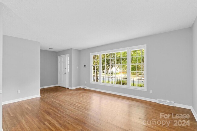 Building Photo - 2122 Knickerbocker Drive