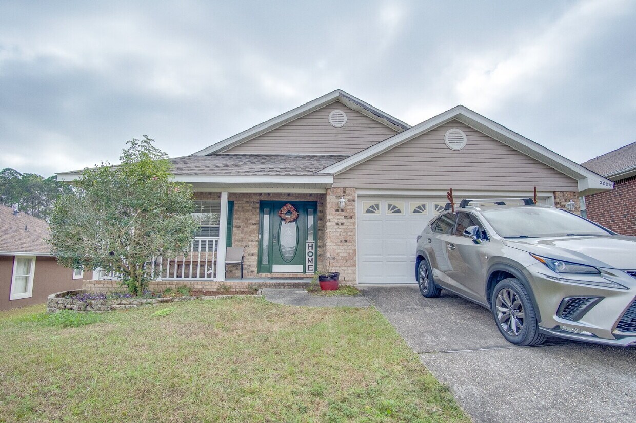 Foto principal - Spacious 3 Bedroom Home Minutes from Downtown Pensacola! Available February 1st