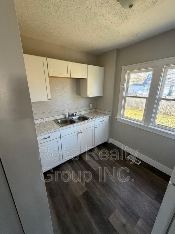 Building Photo - 400 Spencer St