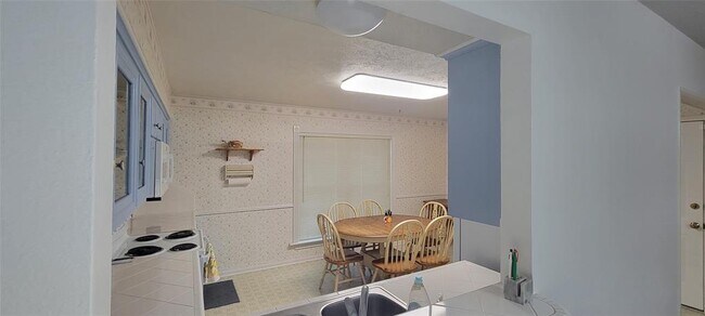 Building Photo - 104 Royal Oaks