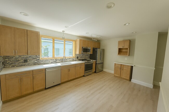Rare Find! Renovated 3.5-Bed with Office S... - Rare Find! Renovated 3.5-Bed with Office S... Townhome