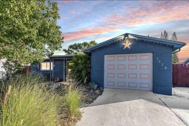 Building Photo - Upgraded 3BD/2BTH Pool Home in Holiday, FL!
